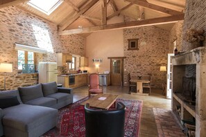 Älytelevisio, takka, DVD-soitin