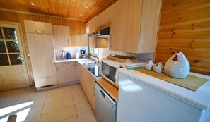 Fridge, oven, stovetop, dishwasher - Holiday Home in La Roche with Sauna & Views (La Roche)