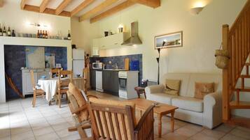 Télévision, lecteur de DVD, table de tennis de table, chaßne hi-fi