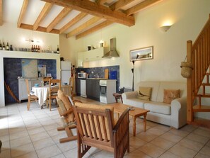 Televisión, reproductor de DVD, tenis de mesa y estéreo 