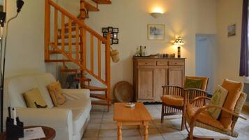 Télévision, lecteur de DVD, table de tennis de table, chaßne hi-fi