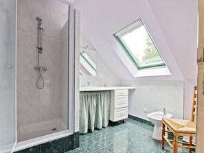 Chuveiro, secador de cabelo, bidê 