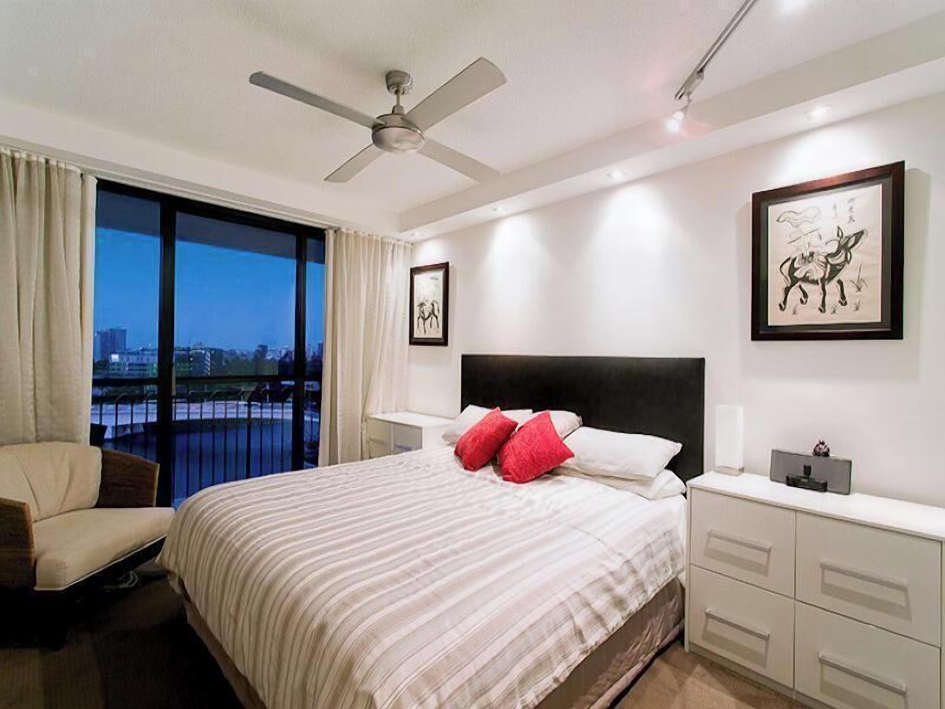 Cortinas blackout, insonorización y tabla de planchar con plancha 