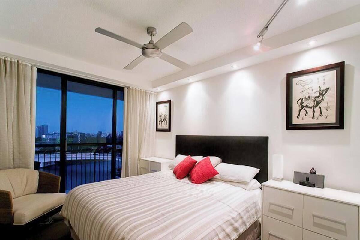 Blackout curtains, soundproofing, iron/ironing board, free WiFi