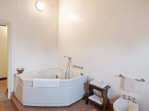Baignoire Ă jets, bidet, serviettes fournies