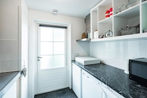 Microwave, stovetop, dishwasher, coffee/tea maker - Cottage in Ovezande with terrace (Ovezande)