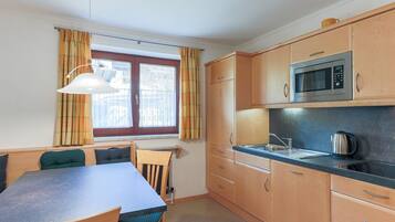 KĂŒhlschrank, Mikrowelle, Herdplatte, GeschirrspĂŒler