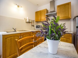 Een koelkast, een microgolfoven, een oven, een kookplaat