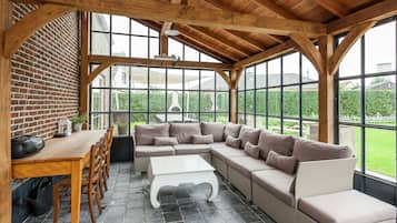 Fernseher, DVD-Player, Tischfußball