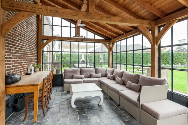 Télévision, lecteur de DVD, baby-foot