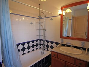 Ensemble baignoire-douche, serviettes fournies