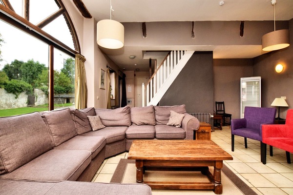 Televisie, een open haard, een dvd-speler en tafelvoetbal