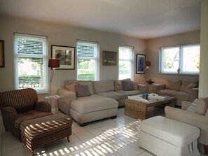 TV, fireplace, DVD player - Groet Villa Stay with Garden Views (Groet)