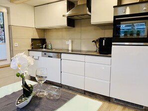 Kühlschrank, Mikrowelle, Ofen, Herdplatte