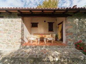 Outdoor dining - Secluded Chalet with Pool (San Marcello Pistoiese)