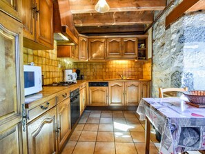 Fridge, microwave, oven, stovetop - Peaceful Mountain Retreat (Neuvéglise)