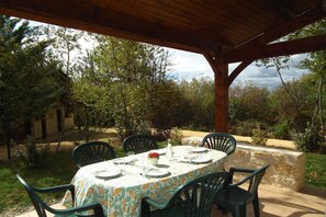 Outdoor dining - Family Getaway in Dordogne (Gavaudun)