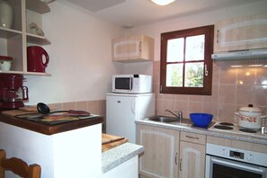 Fridge, microwave, oven, stovetop - Family Getaway in Dordogne (Gavaudun)