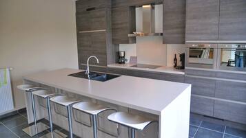 Frigorifero, microonde, lavastoviglie, seggiolone