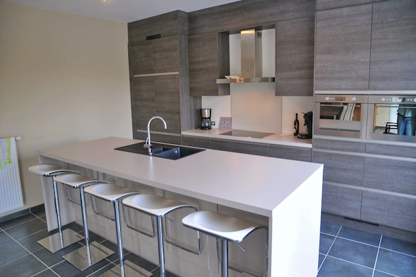 Een koelkast, een microgolfoven, een kookplaat, een vaatwasser