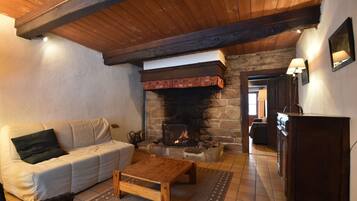 Televisie en een open haard