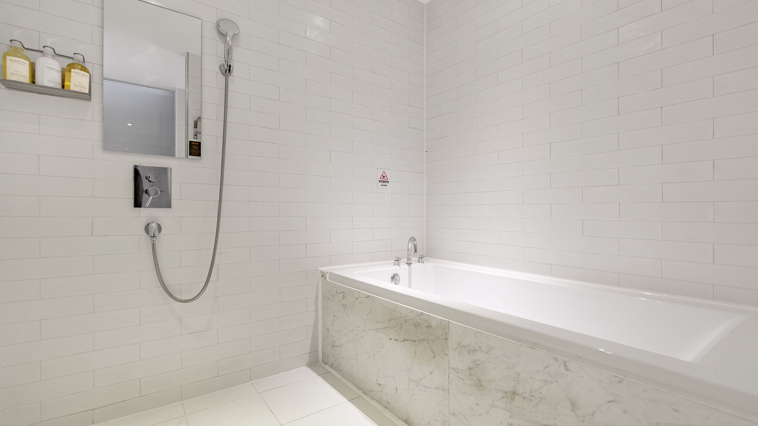 deluxe twin room | bathroom | shower, hair dryer, bathrobes, bidet