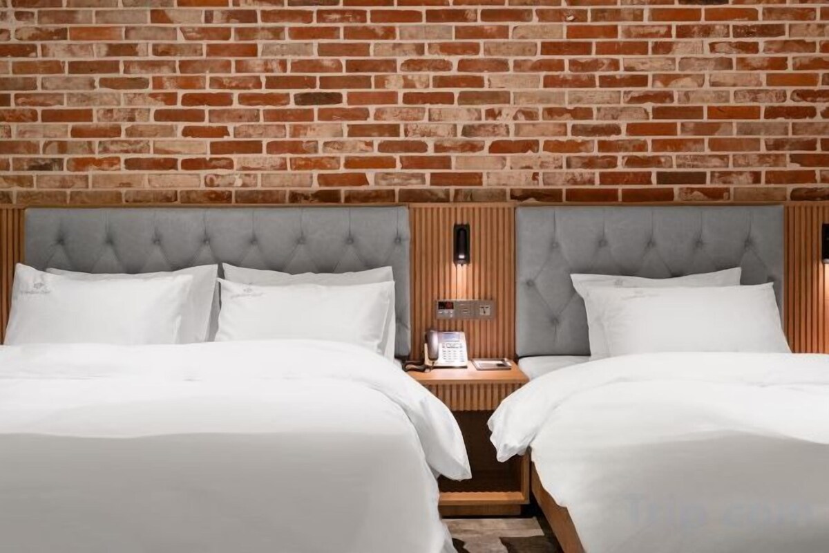 Premium bedding, down comforters, desk, blackout drapes