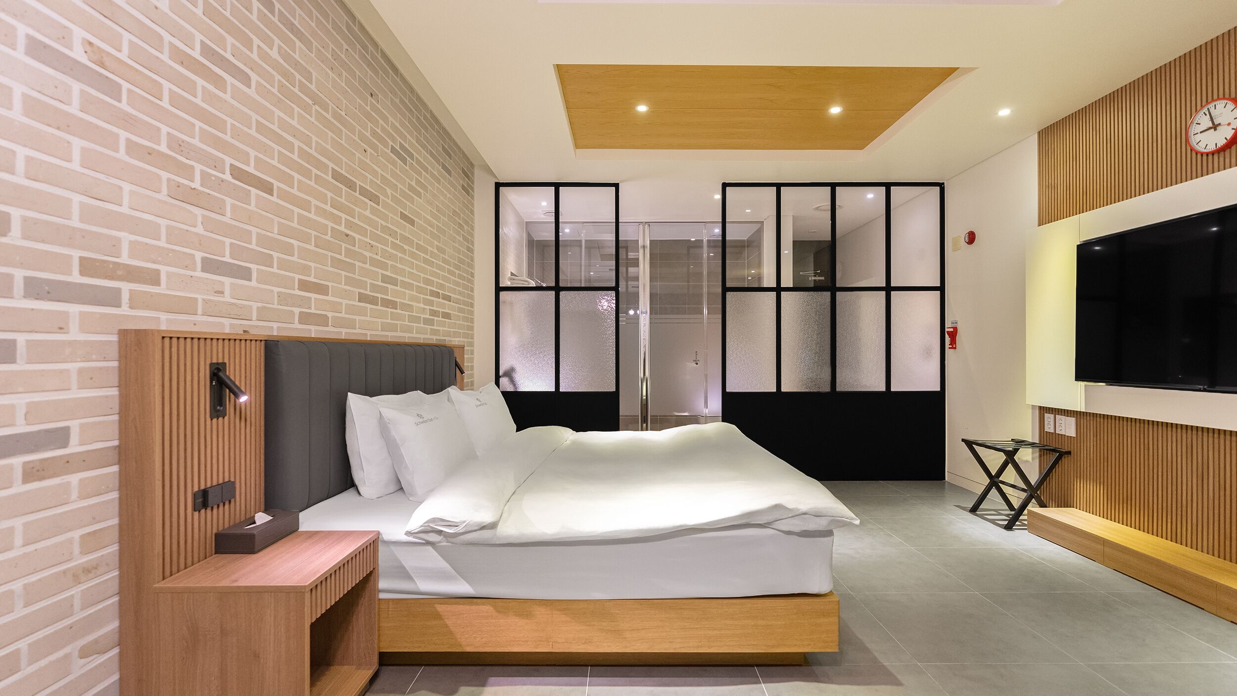 standard double room | premium bedding, down duvets, individually decorated, desk