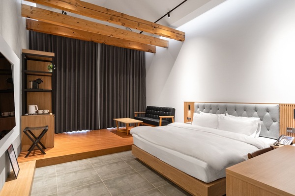 Dobbeltrom – premium | Sengetøy av topp kvalitet, dundyner, individuelt dekorert og skrivebord