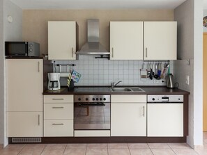 Réfrigérateur, four à micro-ondes, un four, surface de cuisson