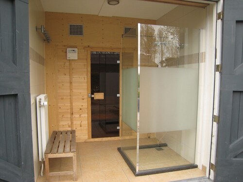 Maison de vacances rurale avec piscine extérieure et sauna.