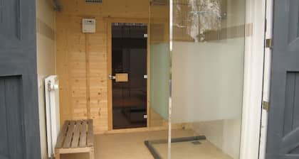 Maison de vacances rurale avec piscine extérieure et sauna.