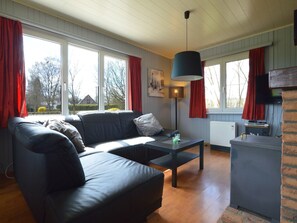 TV, fireplace, table football, stereo - Cozy Chalet with Pond, Malmedy (Malmedy)