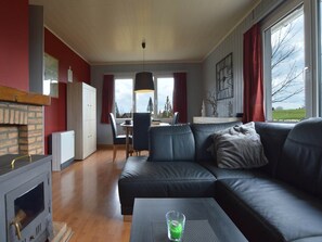 TV, fireplace, table football, stereo - Cozy Chalet with Pond, Malmedy (Malmedy)