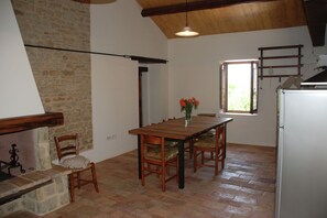 Dining - Belvilla by OYO Lisa Fonte Parolla (Barchi)