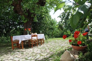 Outdoor dining - Belvilla by OYO Lisa Fonte Parolla (Barchi)