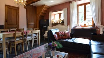 Televisión, chimenea, reproductor de DVD y estéreo