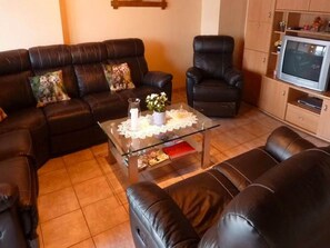 Televisión, reproductor de DVD, futbolito, mesa de ping pong