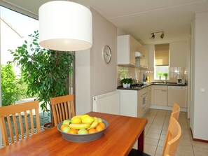 Dining - Pet-Friendly Getaway (Heel)