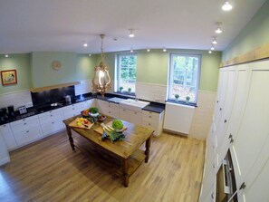 Réfrigérateur, four à micro-ondes, surface de cuisson, lave-vaisselle