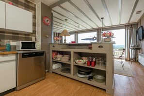 Mikrowelle, Ofen, Geschirrspüler, Wasserkocher mit Kaffee-/Teezubehör