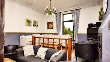 电视、DVD 播放器、桌上足球、立体声音响