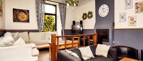 TV, DVD player, table football, stereo