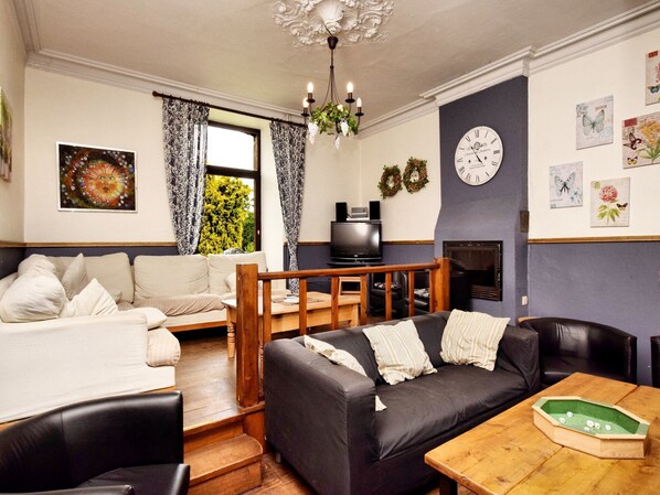 Fernseher, DVD-Player, Tischfußball, Stereoanlage