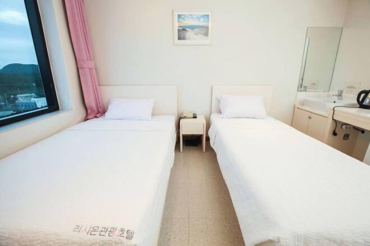 Verdunkelungsvorhänge, schallisolierte Zimmer, Bügeleisen/Bügelbrett