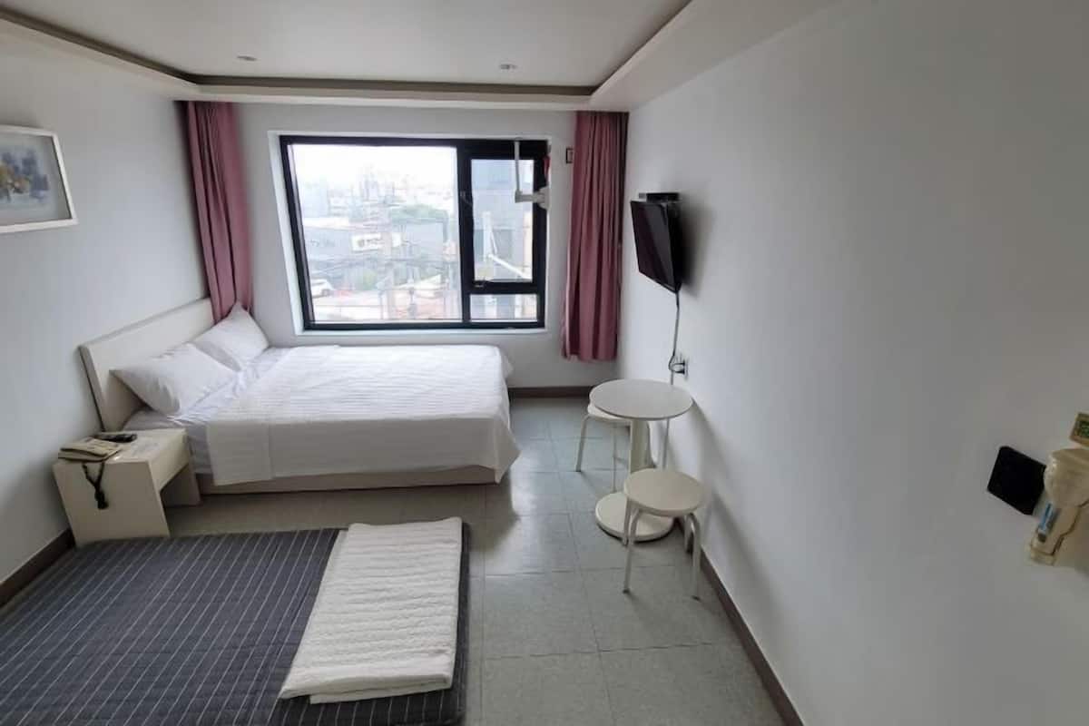Cortinas blackout, insonorización y tabla de planchar con plancha