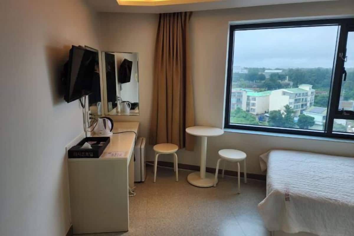 Verdunkelungsvorhänge, schallisolierte Zimmer, Bügeleisen/Bügelbrett