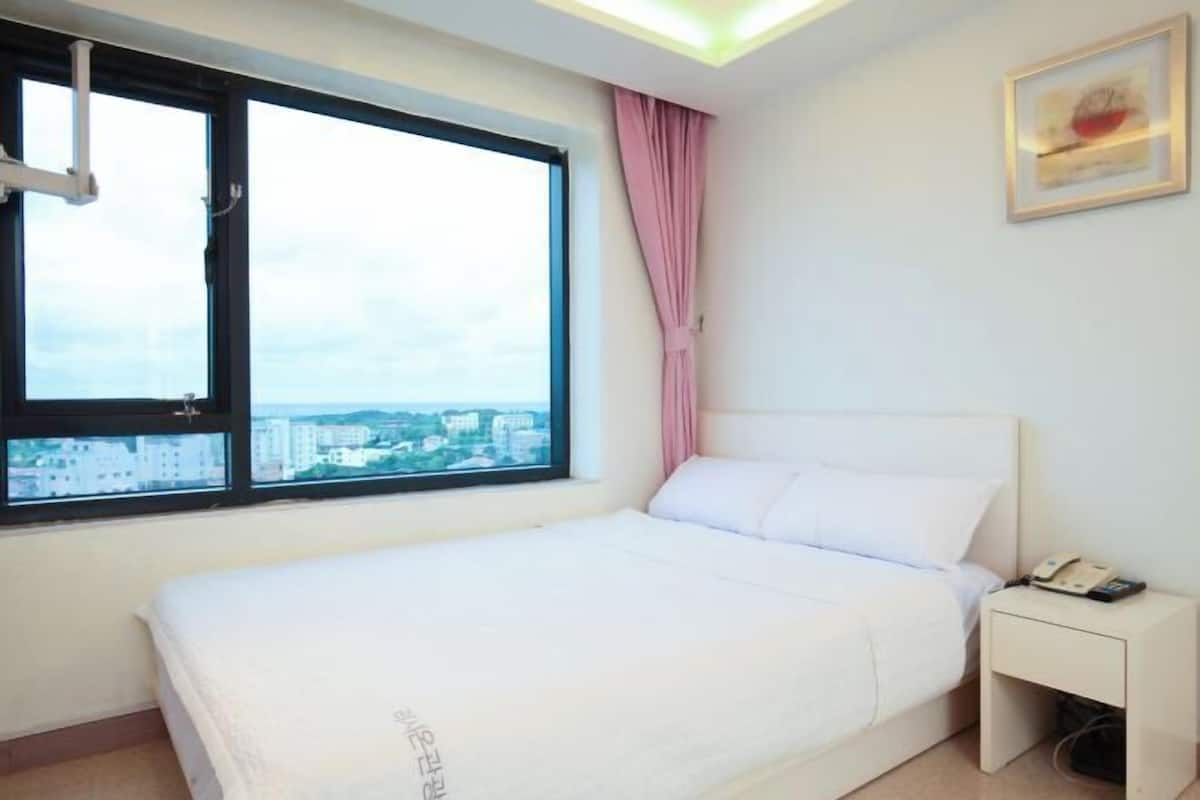 Cortinas blackout, insonorización y tabla de planchar con plancha