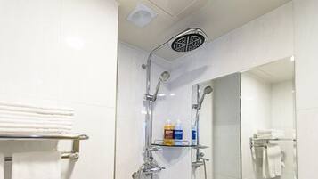 Ein modernes Badezimmer mit Duschkabine aus Glas, einem Handtuchhalter und einem Spiegel.