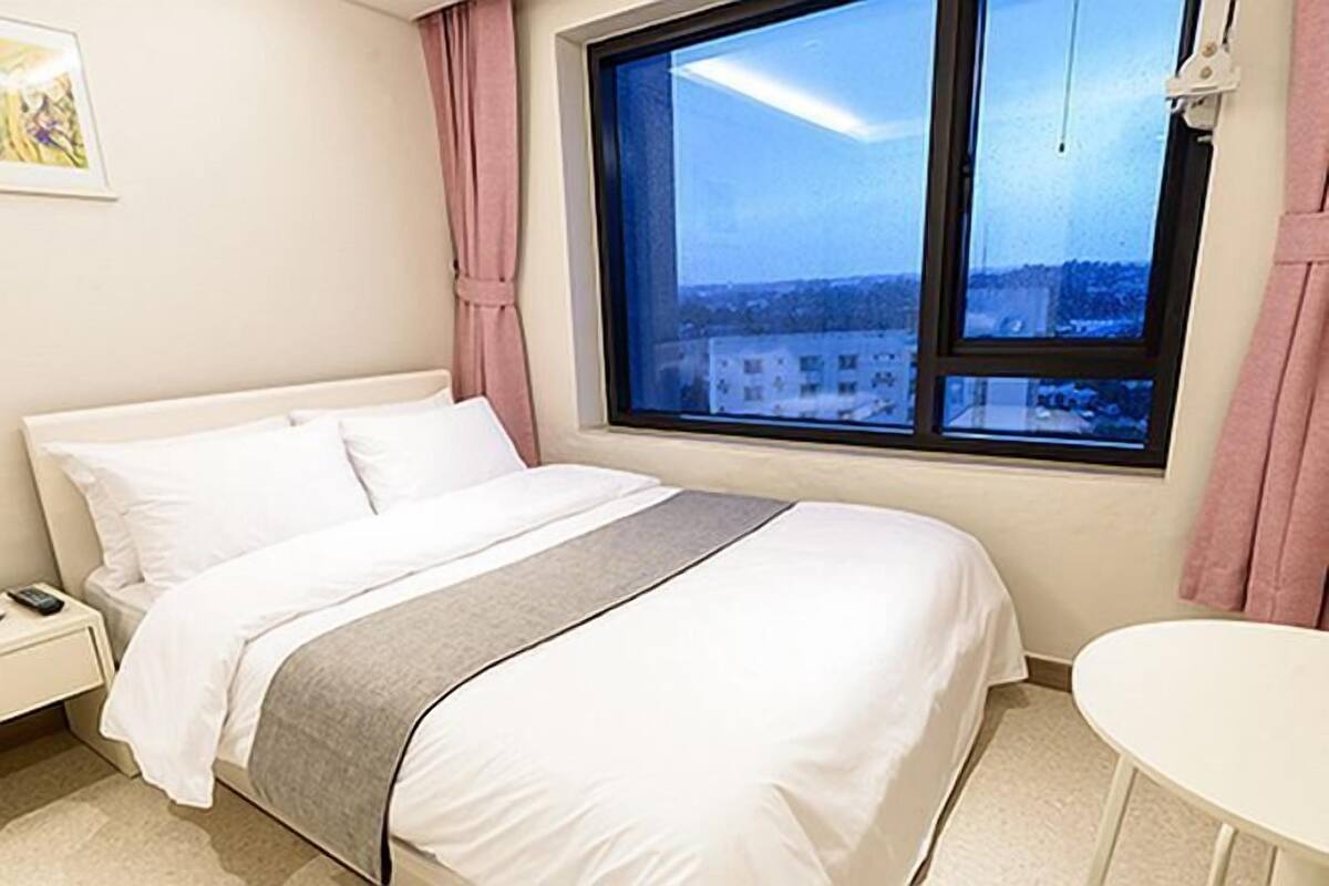 Verdunkelungsvorhänge, schallisolierte Zimmer, Bügeleisen/Bügelbrett